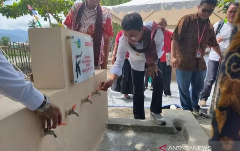 Bupati Sigi, Sulawesi Tengah, Mohammad Irwan Lapatta meninjau bantuan sarana air bersih dan sanitasi dari Mercy Corps Indonesia dan Lembaga Kerjasama Internasional dan Dana Pembangunan (International Cooperation and Development Fund) Taiwan, di Desa Maranata, Kabupaten Sigi, Rabu. ANTARA/HO Humas Pemkab Sigi/am.